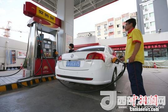 資料圖：山西太原，加油站工作人員正在給車輛加油。　張云 攝