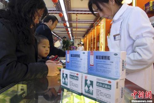 資料圖：北京一家老字號藥店內(nèi)，前來購買藥品的市民絡(luò)繹不絕。<a target='_blank'  data-cke-saved- ><p  align=