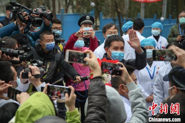 圖為貴州省最后一名新冠肺炎確診患者從貴州省將軍山醫(yī)院出院，患者與眾人揮手告別?！■暮陚?攝