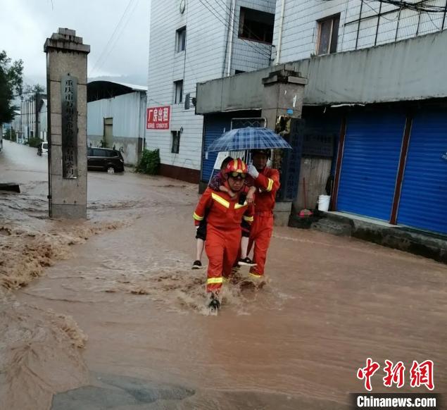 圖為消防救援人員營(yíng)救被困民眾?！≈貞c萬(wàn)州區(qū)委宣傳部供圖 攝