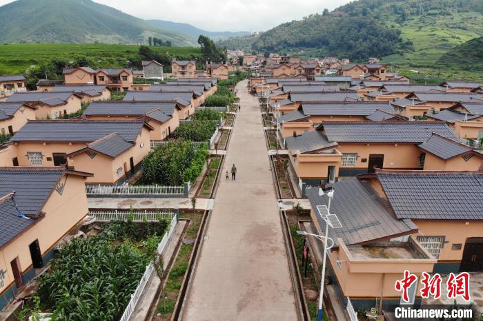 平坦的水泥路從村民居住區(qū)穿過?！埨?攝