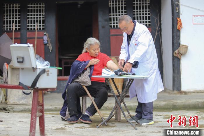 資料圖，貴州村醫(yī)給村民看病。　瞿宏倫 攝