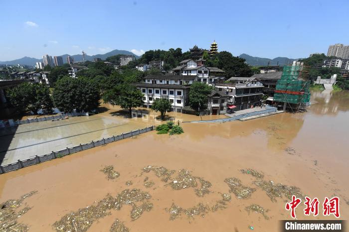 圖為7月27日，嘉陵江重慶段水位持續(xù)上漲，千年古鎮(zhèn)磁器口低洼段已被洪水淹沒(méi)?！￡惓?攝