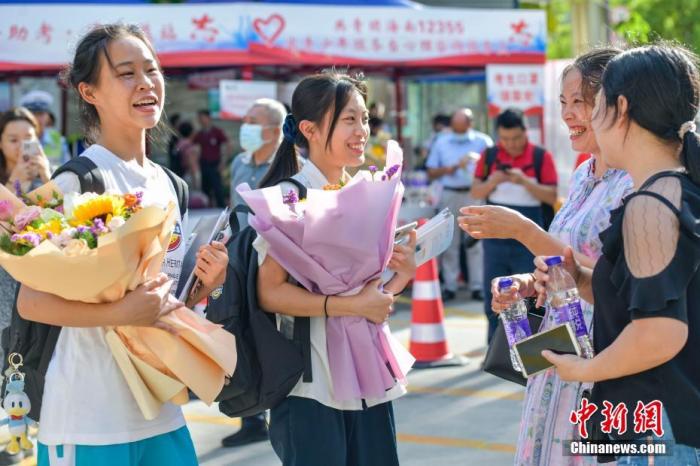 資料圖：6月10日，海南省海口市海南中學(xué)考點(diǎn)外，家長(zhǎng)為剛剛走出考場(chǎng)的考生送上鮮花。當(dāng)日，海南省2021年高考結(jié)束 。 <a target='_blank'  data-cke-saved- ><p  align=