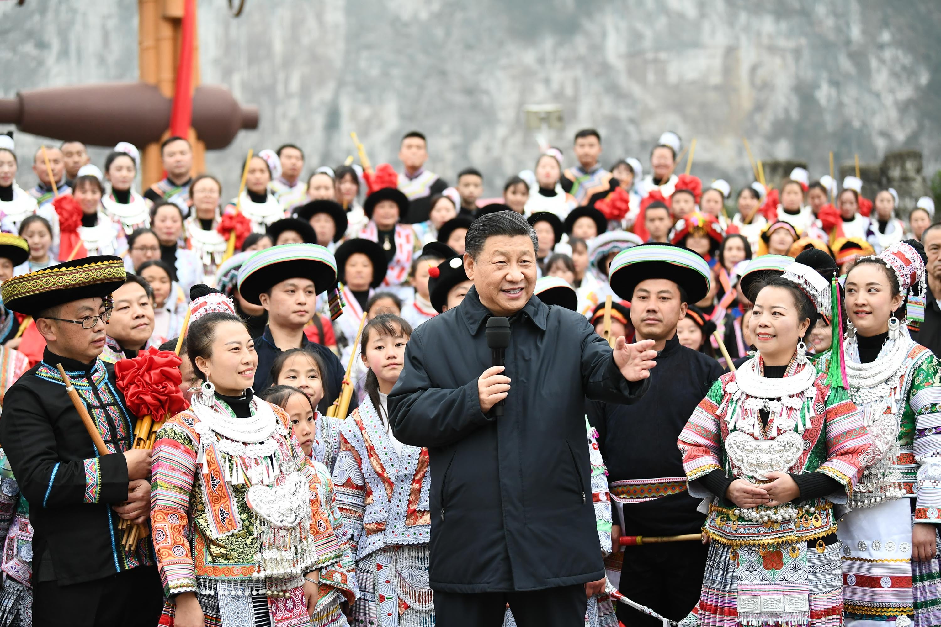 2021年2月3日，習近平總書記在畢節(jié)市黔西縣新仁苗族鄉(xiāng)化屋村文化廣場上，向全國各族人民、港澳臺同胞和海外僑胞拜年。