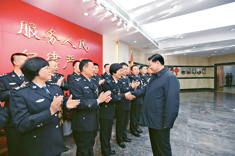 2019年2月1日，習(xí)近平總書記在北京看望慰問基層干部群眾，考察北京冬奧會、冬殘奧會籌辦工作。這是1日上午，習(xí)近平在北京市公安局，同公安英模和干警代表一一握手，向全國廣大公安干警致以新春祝福。