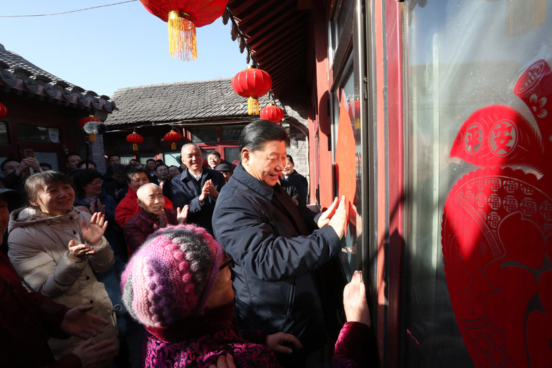 2019年2月1日，習(xí)近平總書記在北京前門東區(qū)草廠四條胡同32號院，高興地拿起一幅“?！弊郑H自貼到門上，給這里的老街坊們拜年。