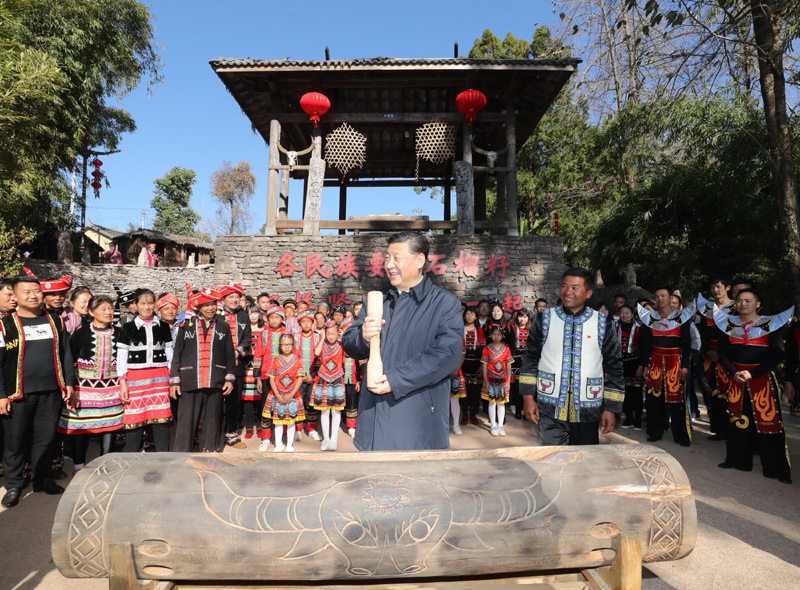 2020年1月19日下午，習(xí)近平總書記在云南省騰沖市清水鄉(xiāng)三家村中寨司莫拉佤族村廣場上，敲響三聲佤族木鼓，祝福來年風(fēng)調(diào)雨順、國泰民安。