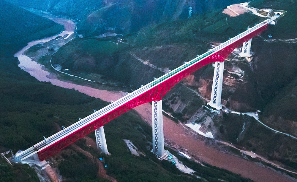 中老鐵路首發(fā)列車駛過中國云南省元江哈尼族彝族傣族自治縣境內的元江雙線特大橋（2021年12月3日攝，無人機照片）。