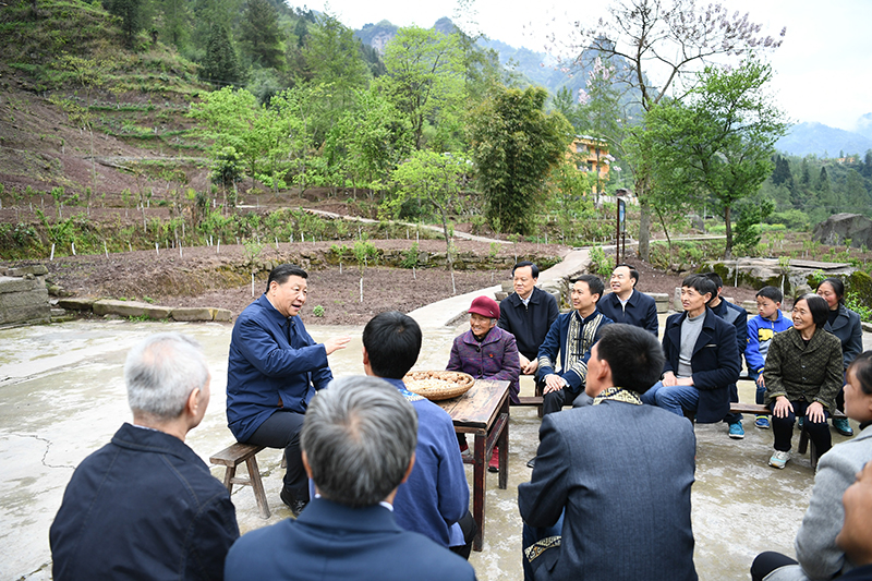 2019年4月15日，習(xí)近平總書記在重慶石柱土家族自治縣中益鄉(xiāng)華溪村同村民代表、基層干部、扶貧干部、鄉(xiāng)村醫(yī)生等圍坐在一起，共話脫貧攻堅(jiān)。